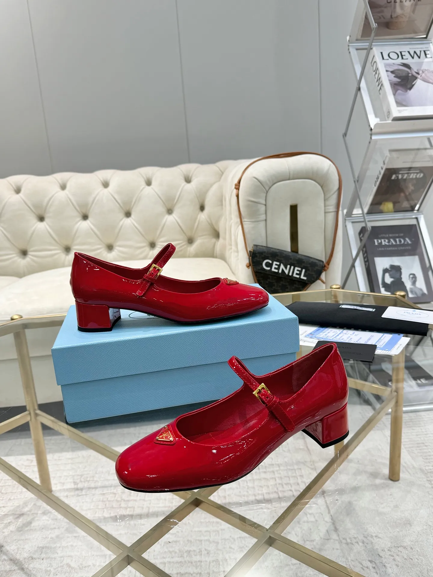 💕💕Factory direct selling price p580💕💕 (imitation leather bottom-20) New arrival 👉Ready stock👈Remove the original plate and make a 1:1 replica‼ ️ The highest version of Prada's early spring catwalk hot style 😘The latest spring style Retro Mary Jane series Genuine leather sole, simulated leather sole, a must-have for goddesses Super comfortable on the feet and reducing age 👉The upper is made of imported gold velvet, comfortable round toe, retro and playful, lining + feet, imported sheepskin lining, breathable and comfortable, matching private molded buckles (all original logos) Heel height 4cm Code number 35M-39M (34 40 41 42 customized, non-refundable and non-exchangeable)✅